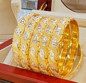 النگو_نقره_آبکاری_طلا_عرض_یک_سانتی_لیزری_با_تراش_های_سفید